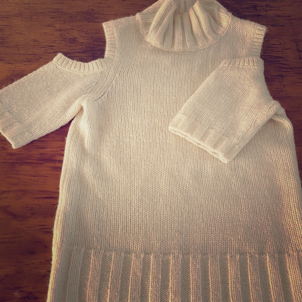 Cream fitted sweater turtleneck, shoulder cut out